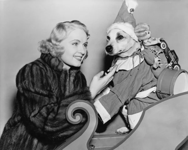 Γυναίκα με σκύλο σε Χριστούγεννα στολή — Φωτογραφία Αρχείου