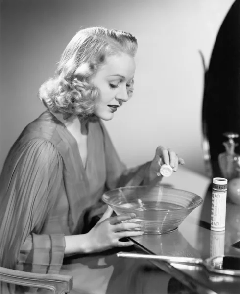 Kvinna hydrating uttorkad antiseptisk svamp — Stockfoto