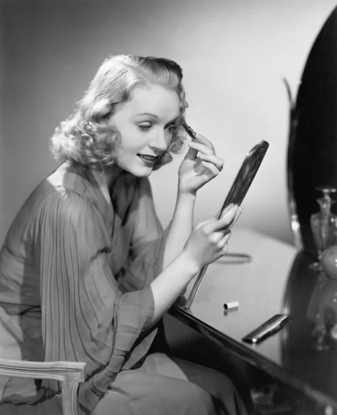 Kvinna tillämpa makeup — Stockfoto