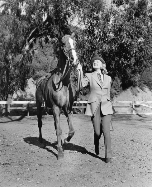 Žena vedoucí kůň — Stock fotografie