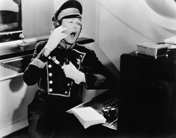Operador de telefonia de bocejo — Fotografia de Stock