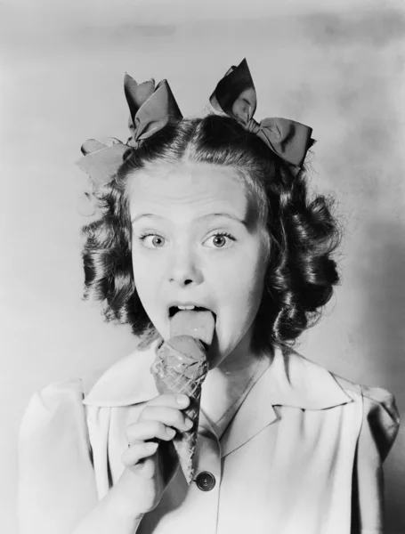 Menina lambendo cone de sorvete — Fotografia de Stock