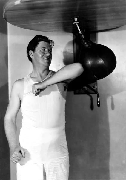 Człowiek za pomocą worek treningowy — Zdjęcie stockowe