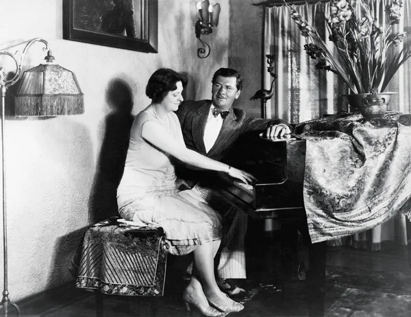 Para siedzi przy fortepianie — Zdjęcie stockowe