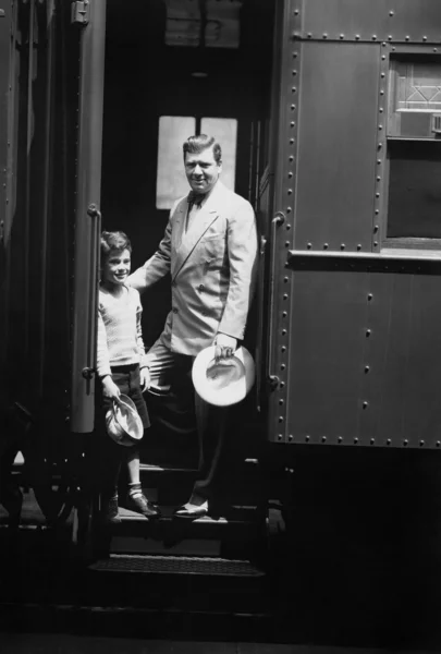 男人和儿子在火车上 — 图库照片