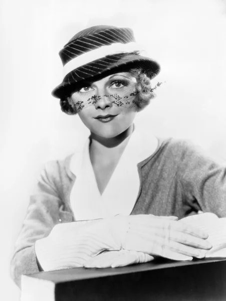Retrato de mulher usando chapéu com véu — Fotografia de Stock