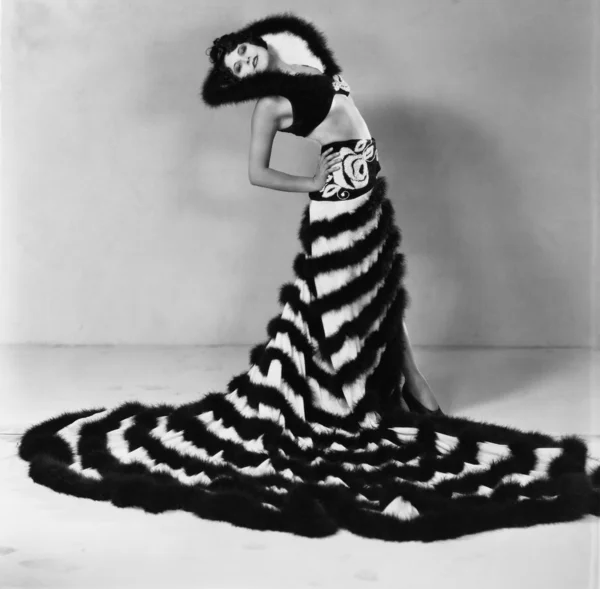 Porträt einer Frau im Kleid mit langer Schleppe — Stockfoto