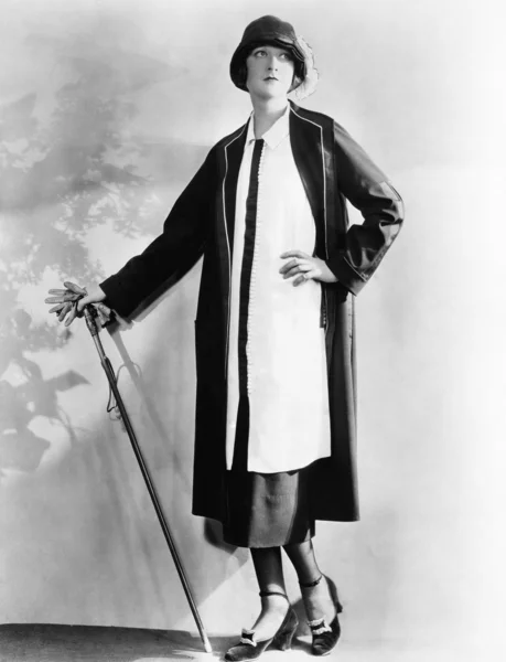 Porträtt av kvinna med käpp och handskar — Stockfoto