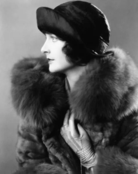 毛皮のコートを着ている女性の肖像画 — ストック写真