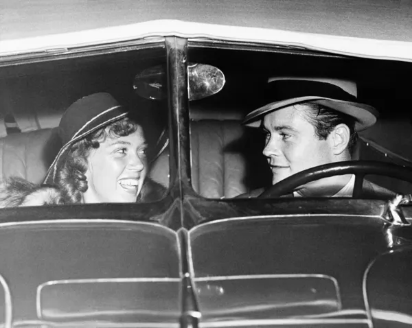 Couple heureux en voiture antique — Photo