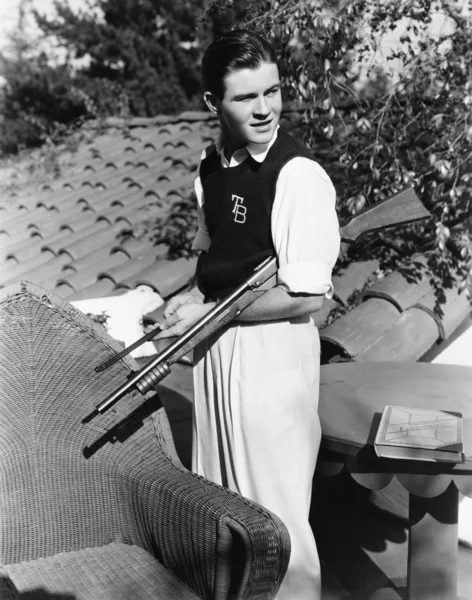 Retrato de un joven afuera con un arma — Foto de Stock