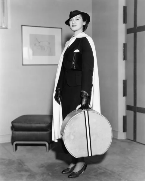 Retrato de mulher carregando hatbox — Fotografia de Stock
