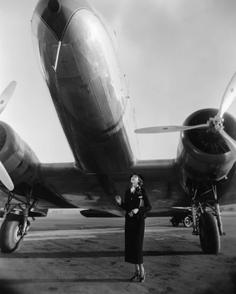 Frau mit riesigem Flugzeug — Stockfoto