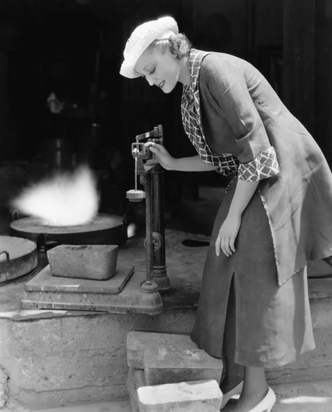 Γυναίκα ζύγισης ασημένια εξωτερικό χυτήριο — Φωτογραφία Αρχείου