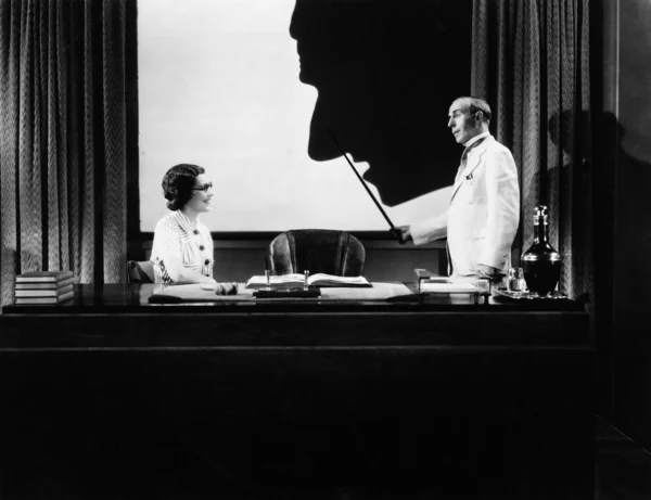 Άνδρας και γυναίκα με Σκιαγραφία του τεράστια μύτη — Φωτογραφία Αρχείου