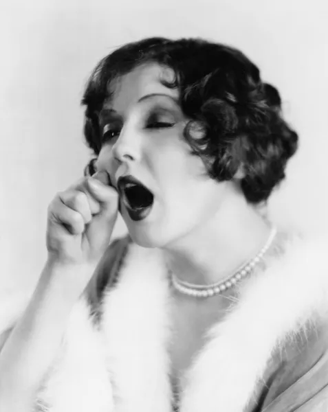 Retrato de mujer bostezando — Foto de Stock