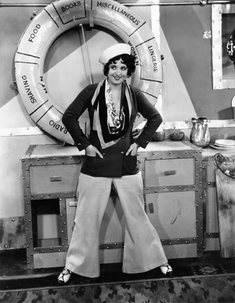 Kadın denizci olarak giyinmiş — Stok fotoğraf