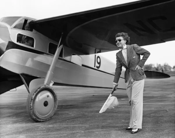 Γυναίκα σε κοστούμι με αεροπλάνο — Φωτογραφία Αρχείου