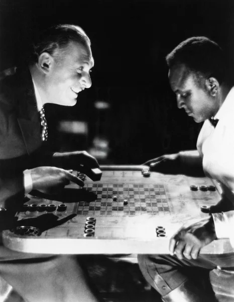Zwei Männer, die Backgammon spielen — Stockfoto
