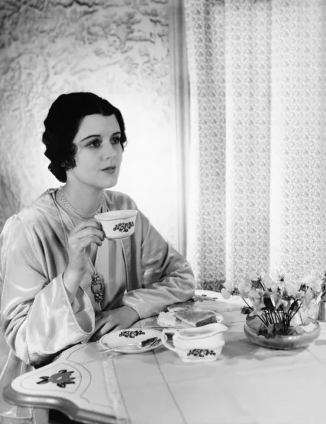 Γυναίκα έχοντας το γεύμα στο τραπέζι — Φωτογραφία Αρχείου