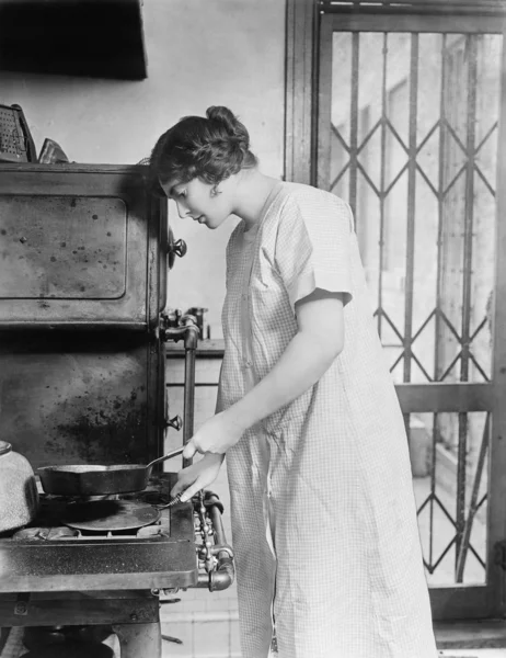 炉子上做饭的女人 — Stock fotografie