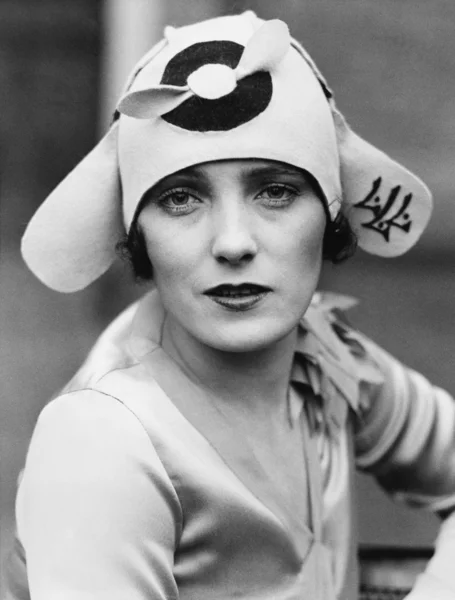 Νεαρή γυναίκα που φοράει ένα καπέλο της μόδας — Φωτογραφία Αρχείου