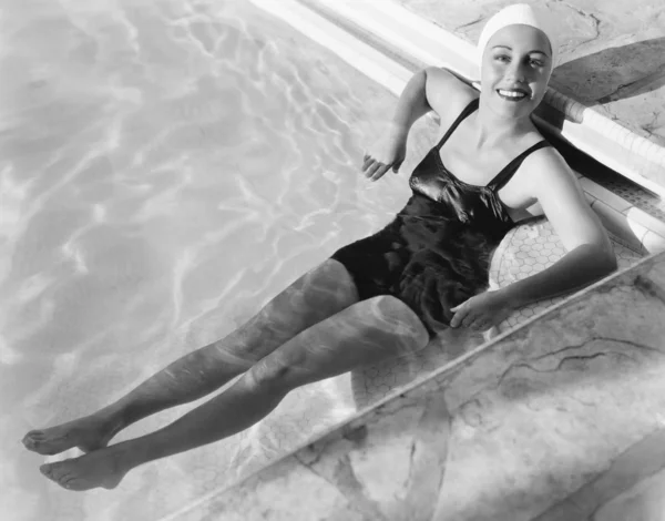 Молодая женщина отдыхает в бассейне — стоковое фото