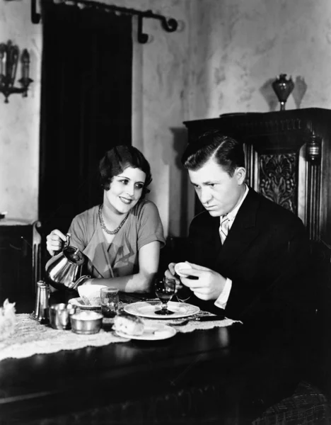 Ζευγάρι κάθεται μαζί πίνοντας τσάι — Φωτογραφία Αρχείου