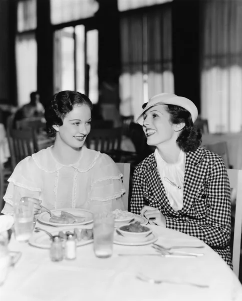 Две женщины сидят вместе в ресторане — стоковое фото