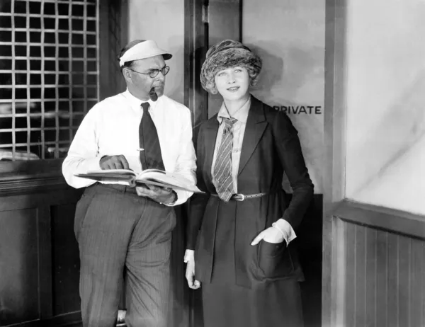 Hombre y mujer de pie juntos en una puerta de la oficina — Foto de Stock