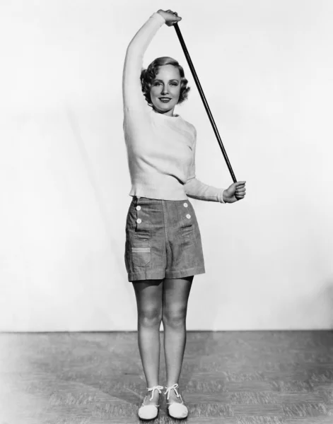 Молодая женщина занимается спортом — стоковое фото