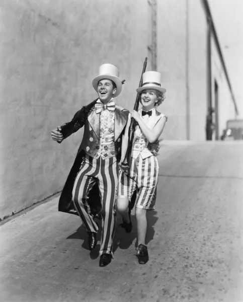 Paar lopen door een straat in een patriottische outfit — Stockfoto