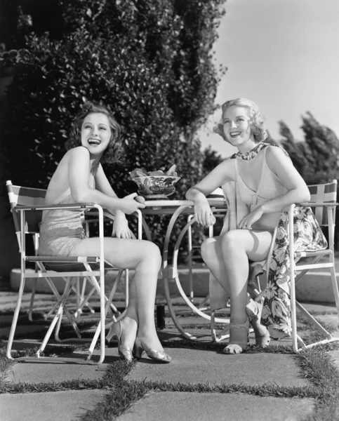 两个妇女坐在一起在后院 — 图库照片