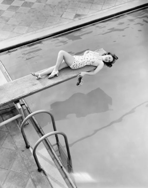 수영장에서 젊은 여성을 위한 보드 위에서 모든 것 — 스톡 사진