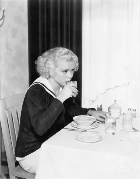 Genç kadın bir restoranda kahvaltı yapıyor — Stok fotoğraf
