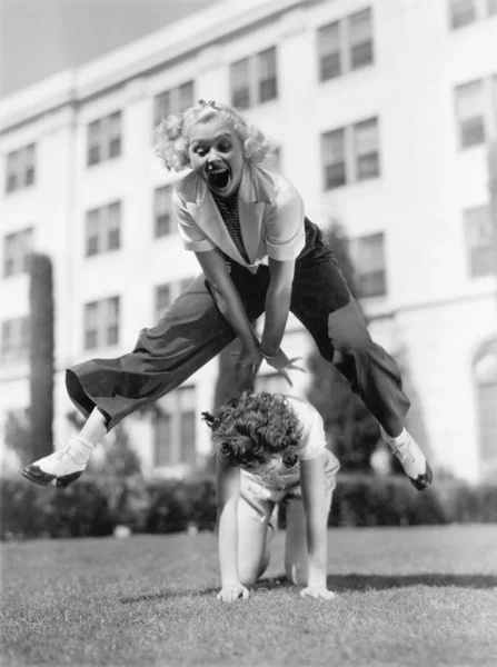Två kvinnor spelar hoppa groda tillsammans — Stockfoto