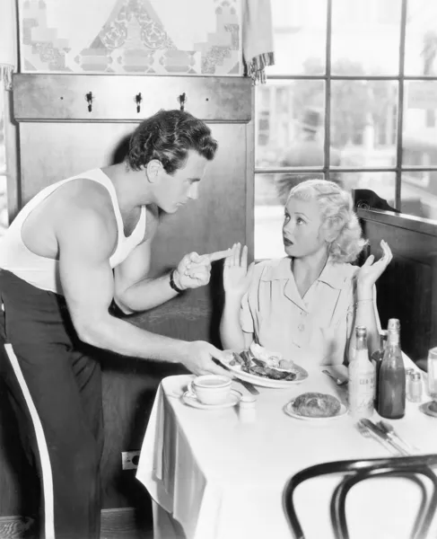 Paar streitet in Restaurant über Essen — Stockfoto