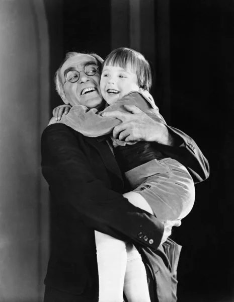 Grootvader en kleindochter knuffelen elkaar — Stockfoto