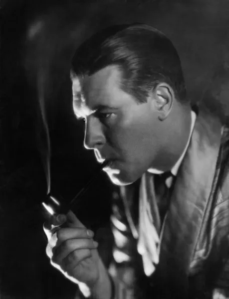 Mann mit Zigarette in der Hand — Stockfoto