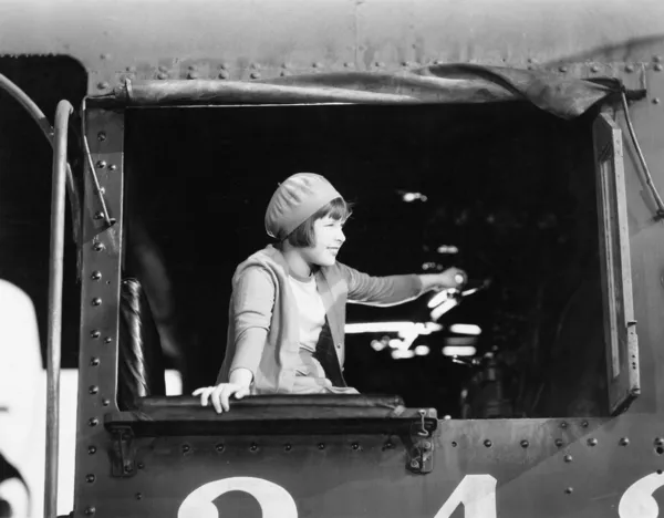 Malá holčička v baret jízdy vlaku — Stock fotografie