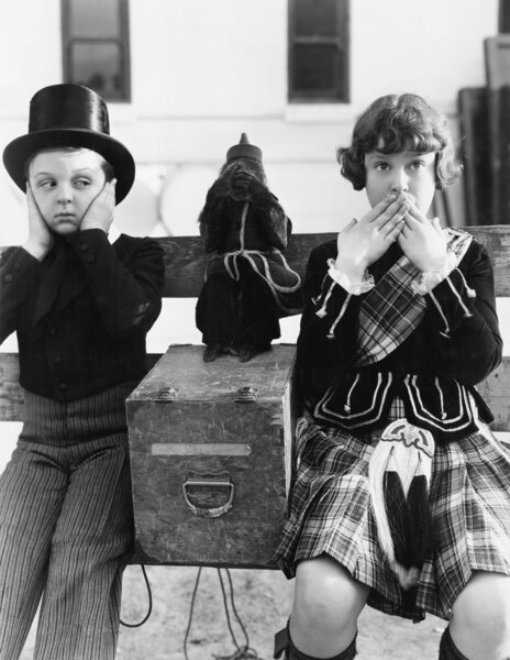 Двое детей и обезьяна играют не слышат зла, не видят зла, не говорят зла
