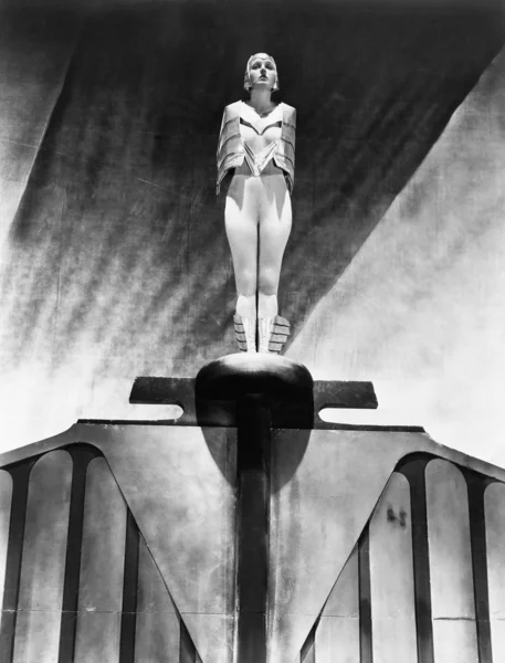 동상 처럼 서 있는 젊은 여자 — 스톡 사진