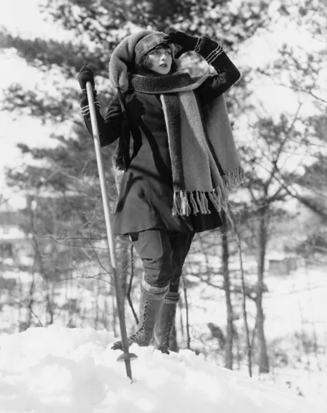 雪の若い女性ハイキング覆われて森の中 — ストック写真