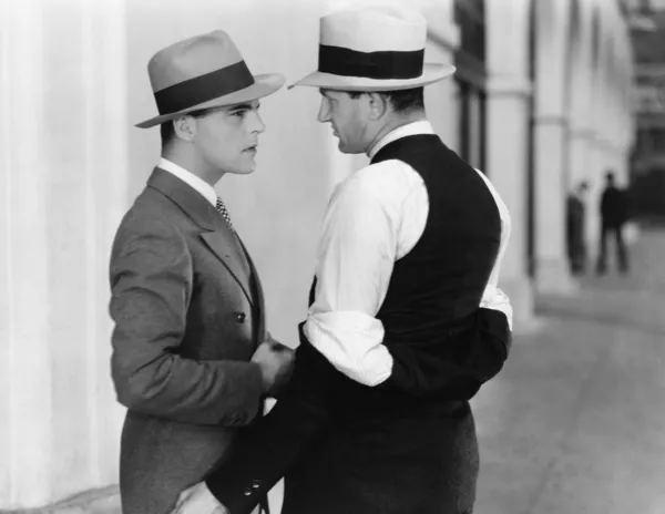 Dwóch mężczyzn stojących razem rozmowa — Zdjęcie stockowe