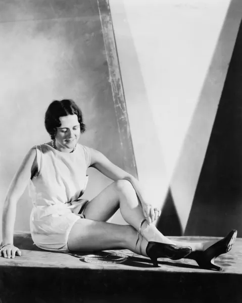 Mujer joven midiendo sus tobillos — Foto de Stock
