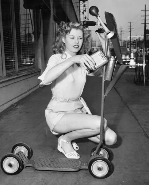Mujer joven quiere que su scooter vuele —  Fotos de Stock