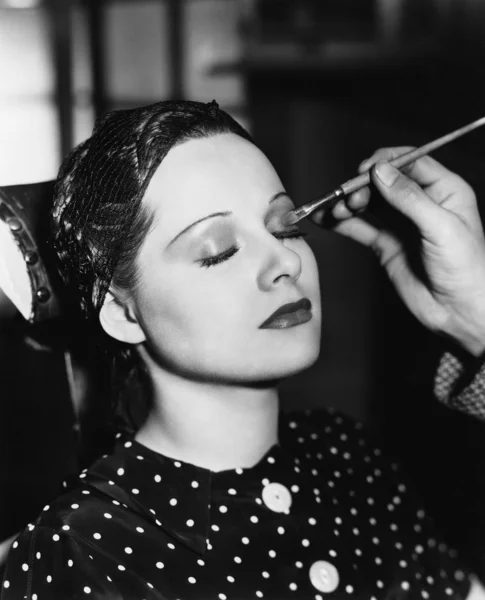 Junge Frau lässt sich schminken — Stockfoto