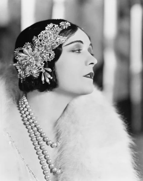 Perfil de uma mulher elegante vestindo uma peça de cabelo de jóias — Fotografia de Stock