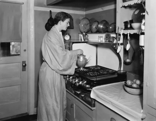 Man i ett kök att brygga en kanna kaffe — Stockfoto