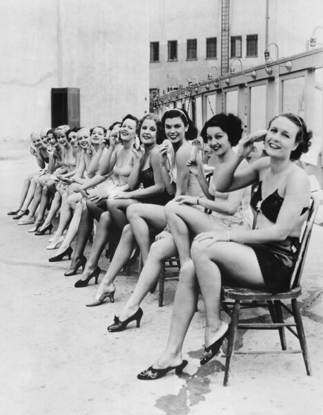 Группа женщин, сидящих вместе на стульях
